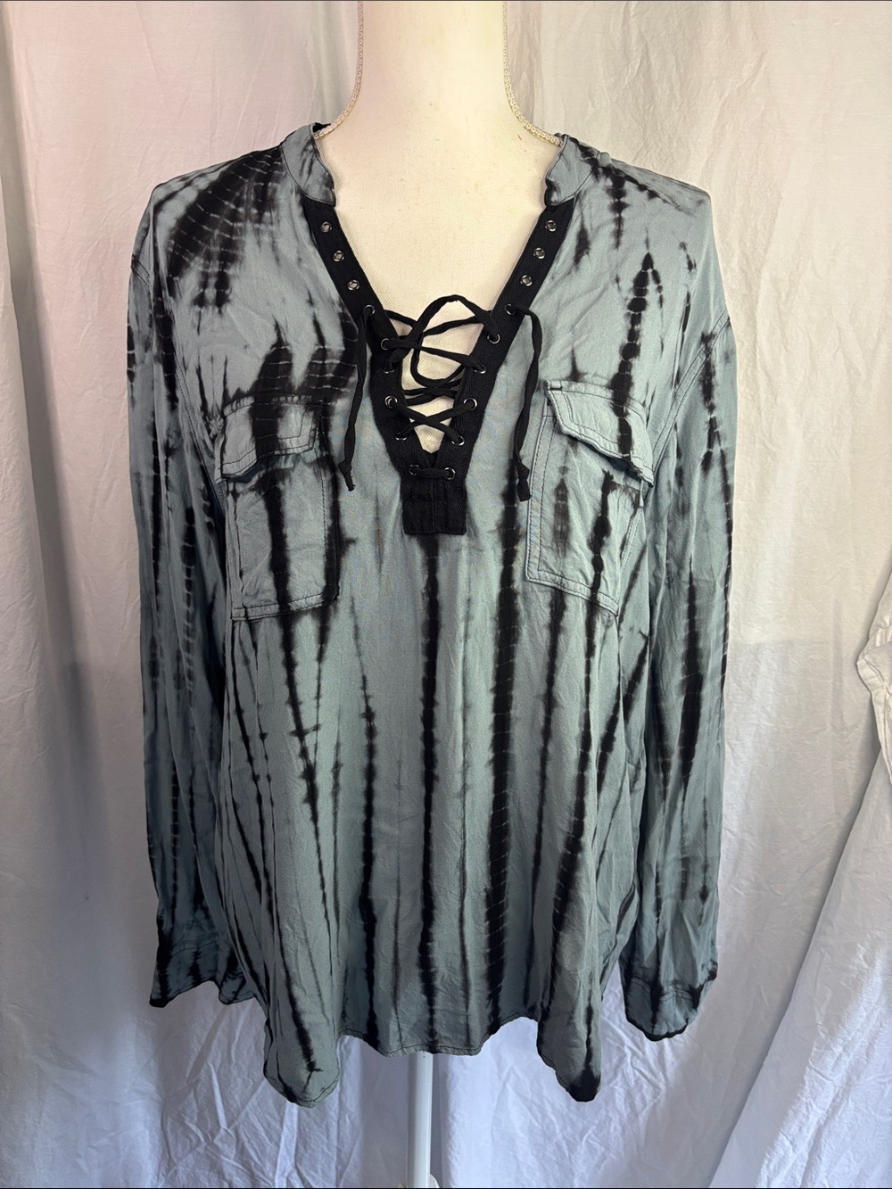 Rock & Republic Tie-Dye Lace-Up V-Neck Long Sleeve Top - Grey/Black (110)